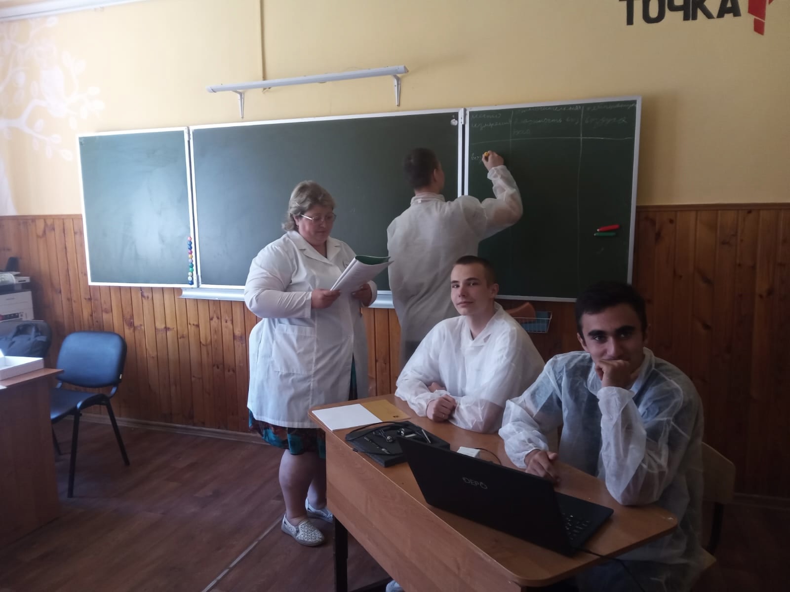 Внеурочное занятие в форме лабораторной работы «Определение уровня влажности, температуры воздуха, освещенности в кабинете биологии».